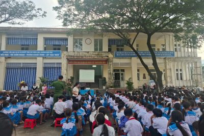 Công an xã Ba Xa tổ chức sinh hoạt ngoại khóa “Tuyên truyền an toàn giao thông” và tặng quà cho học sinh trường Tiểu học xã Ba Xa.