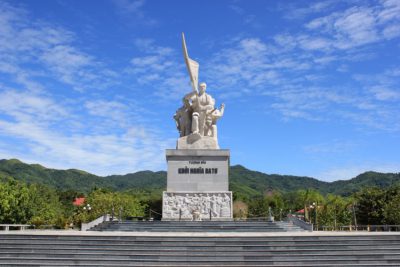 Hát quốc ca tại địa chỉ đỏ